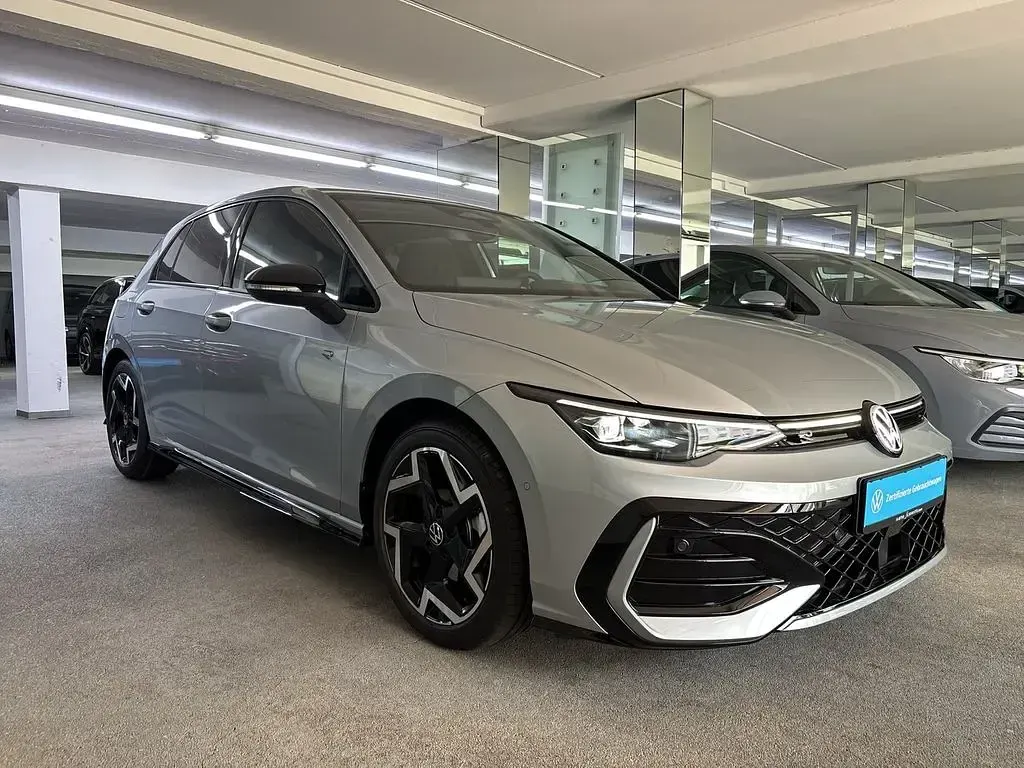 Gebraucht VW Golf VIII R 150 PS (110 kW) 2026 Oyster silver metallic Limousine