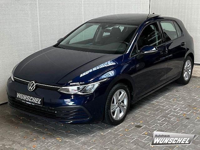 Blau Gebraucht 2021 VW Golf VIII Life Limousine | 25.649 € (Etwas zu teuer) - Bild 1/4