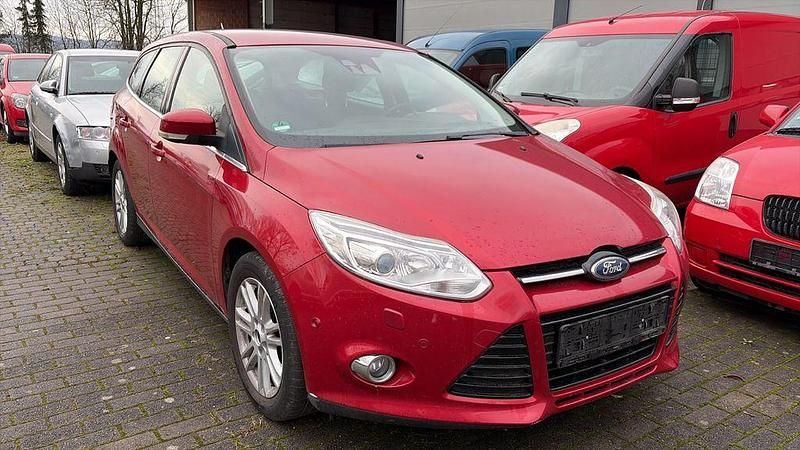 Gebraucht Ford Focus Titanium 125 PS (91 kW) 2014 Rot Limousine