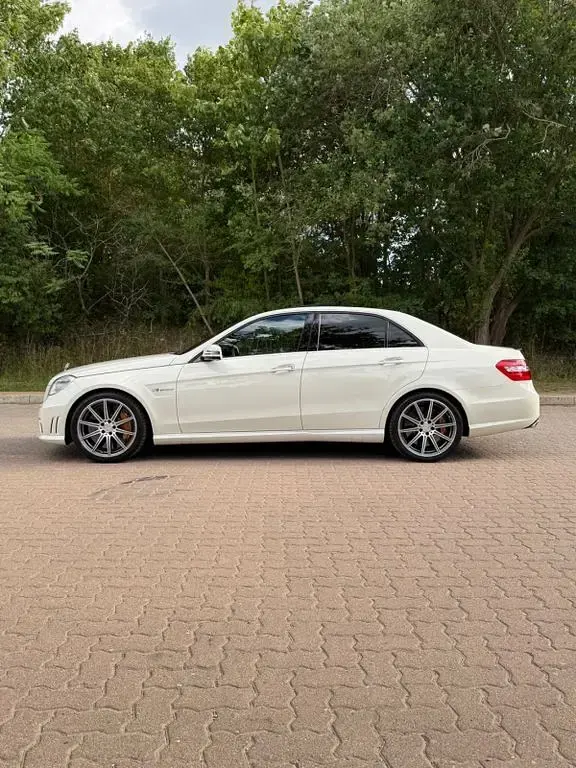 Gebraucht Mercedes E63 AMG Avantgarde 557 PS (409 kW) 2011 Weiß Limousine