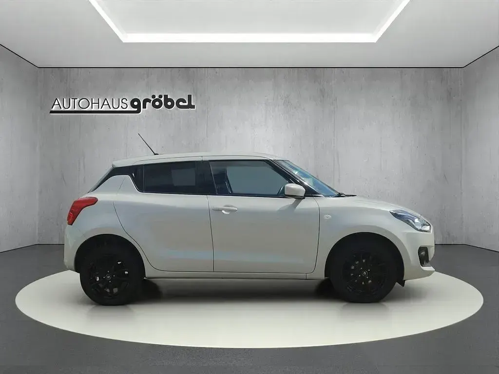 Używany Suzuki Swift 83 KM (61 kW) 2022 Biały Hatchback