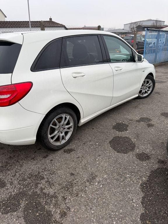 Gebraucht Mercedes B180 122 PS (89 kW) 2012 Weiß Van / Kleinbus