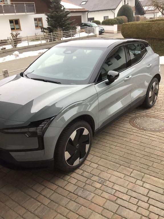 Grau Gebraucht 2024 Volvo EX30 Plus SUV | 29.900 € (Superpreis) - Bild 1/4