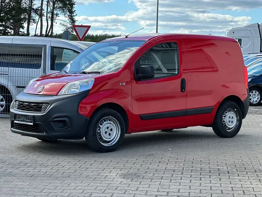 Gebraucht Fiat Fiorino Basis 77 PS (56 kW) 2016 Rot Van / Kleinbus