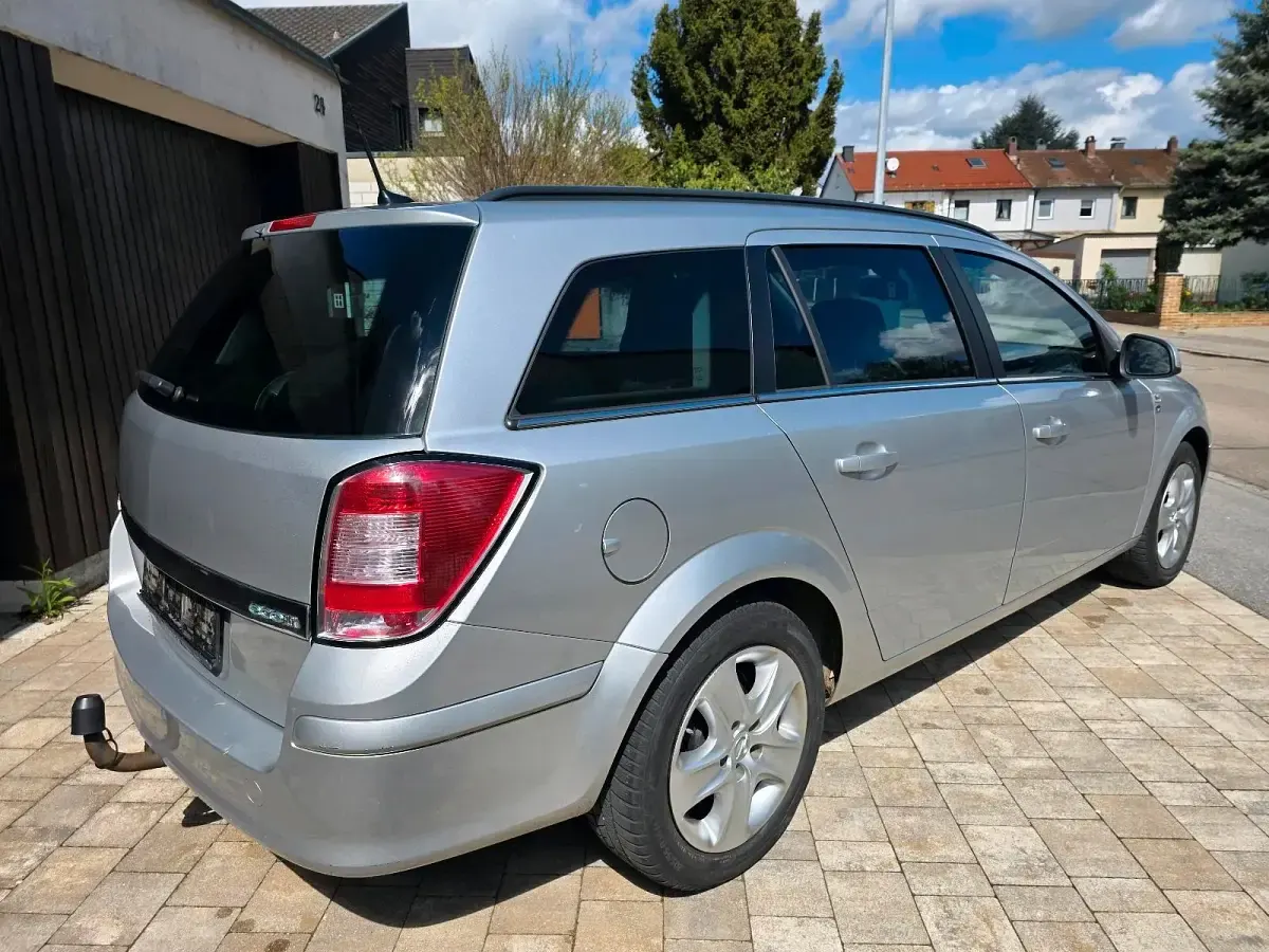 Używany Opel Astra Edition 110 KM (80 kW) 2011 Srebrny Kombi