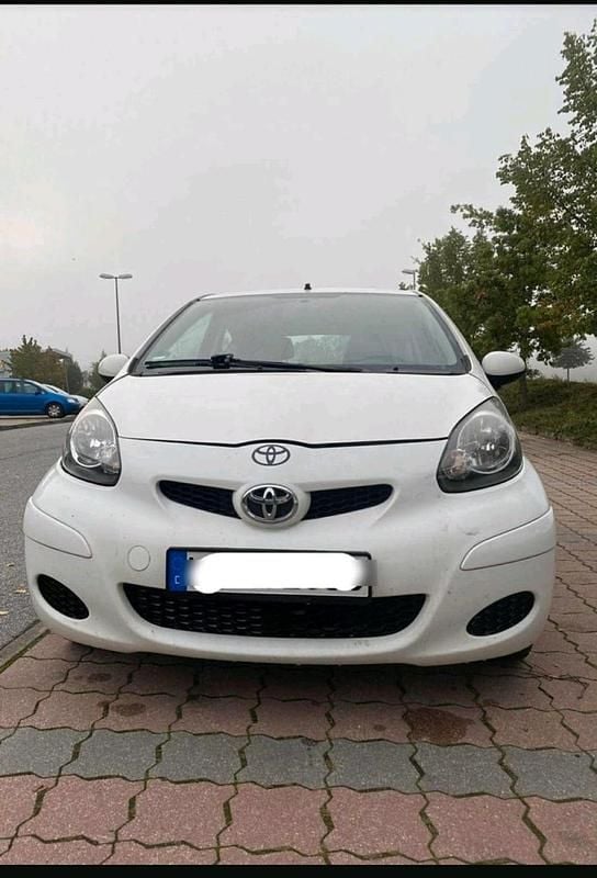 Weiß Gebraucht 2013 Toyota Aygo Kleinwagen | 2.600 € (Fairer Preis) - Bild 1/4