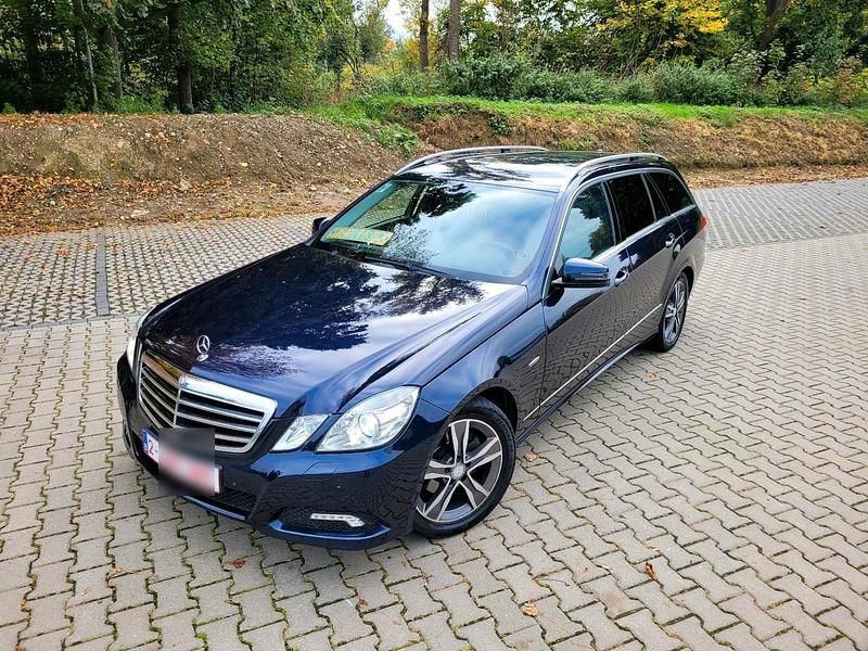 Blau Gebraucht 2010 Mercedes E200 Kombi | 6.900 € - Bild 1/4