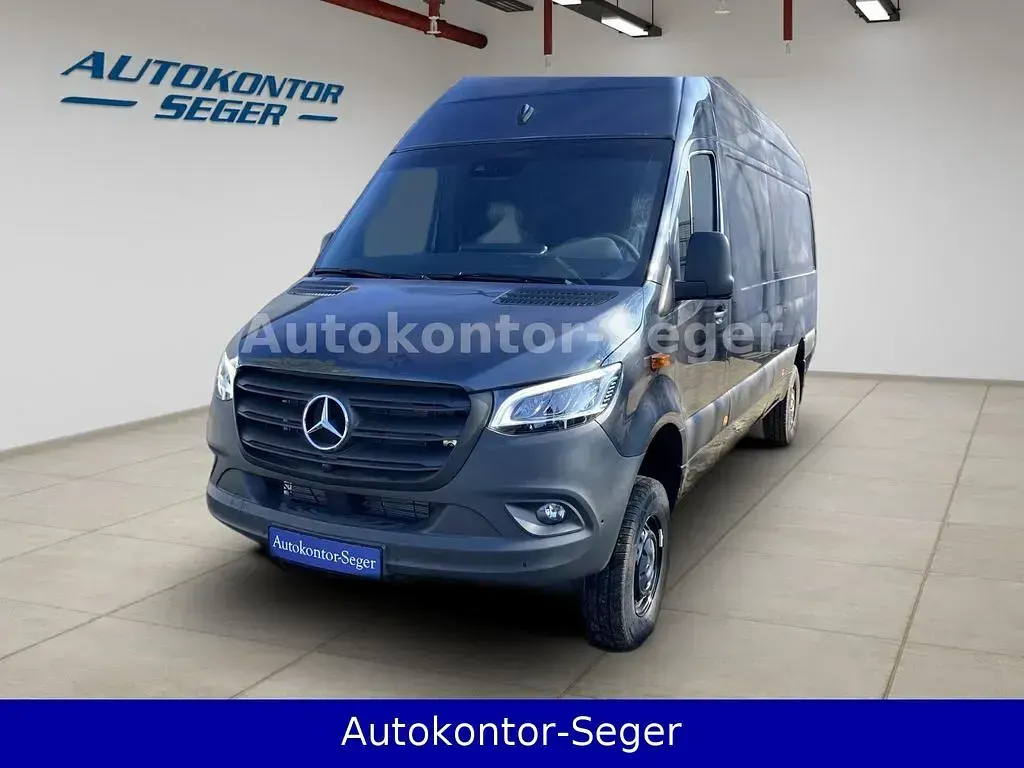 Gebraucht Mercedes Sprinter 190 PS (139 kW) 2024 Grau Van