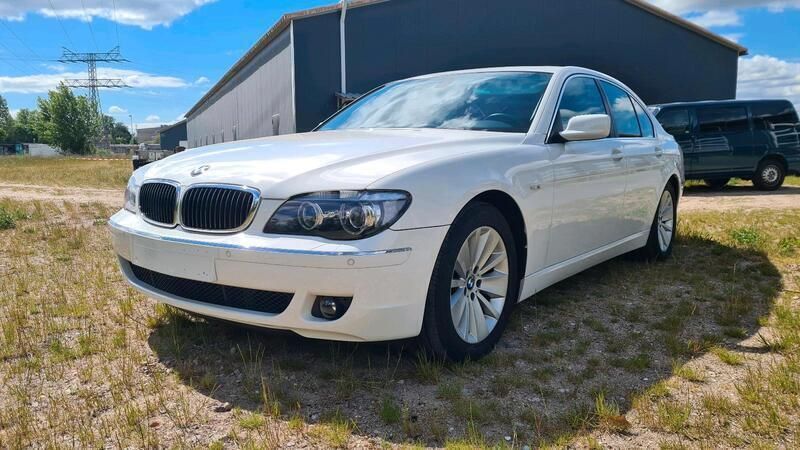 Weiß Gebraucht 2008 BMW 750 Limousine | 20.990 € - Bild 1/4