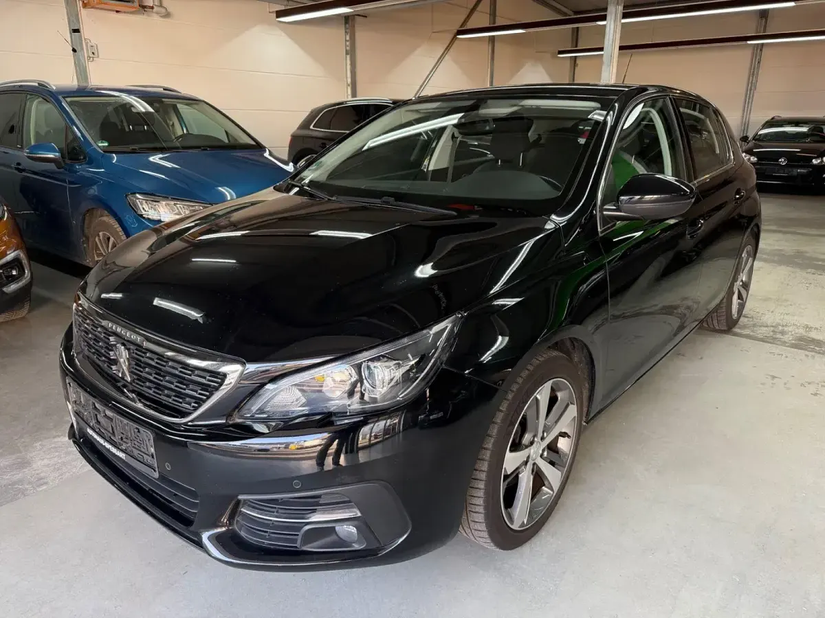 Gebraucht Peugeot 308 Allure 131 PS (96 kW) 2019 Schwarz Limousine