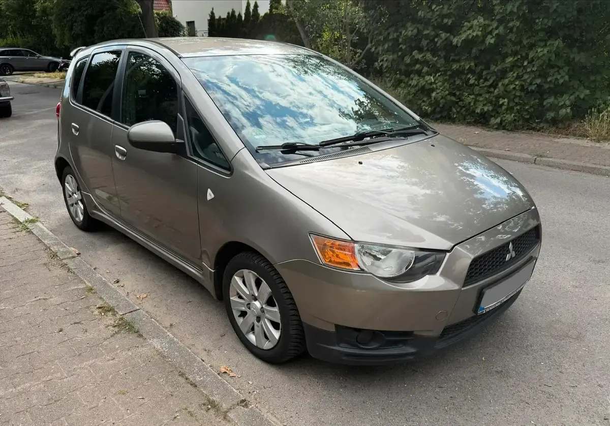 Gebraucht Mitsubishi Colt 95 PS (69 kW) 2011 Grau Kleinwagen