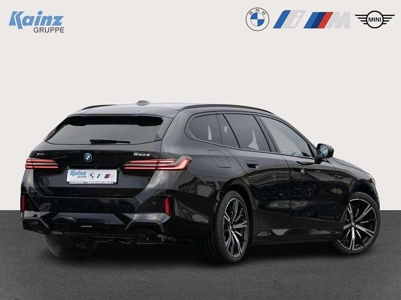 Neu BMW 550e Performance 489 PS (359 kW) 2026 Black sapphire Kombi