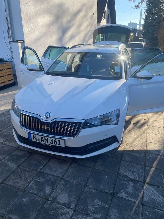 Weiß Gebraucht 2020 Skoda Superb Ambition Kombi | 21.900 € (Fairer Preis) - Bild 1/4