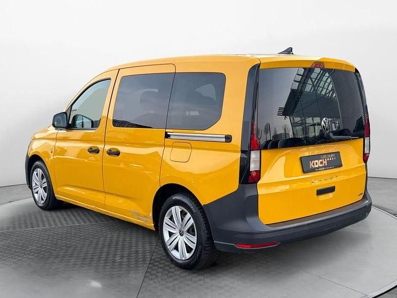 Gebraucht VW Caddy Basis 122 PS (89 kW) 2022 Gelb Van / Kleinbus