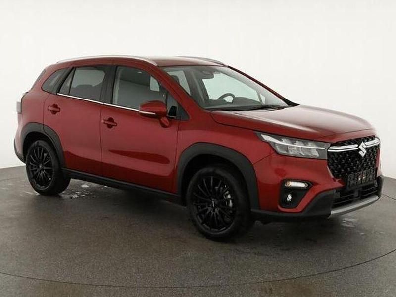 Energetic red pearl metallic (metallic) Gebraucht 2024 Suzuki SX4 Comfort SUV | 25.555 € (Fairer Preis) - Bild 1/1