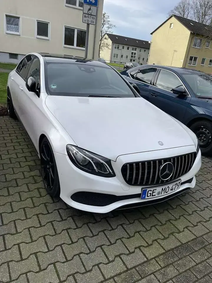 Gebraucht Mercedes E220 AMG 194 PS (142 kW) 2016 Weiß Limousine