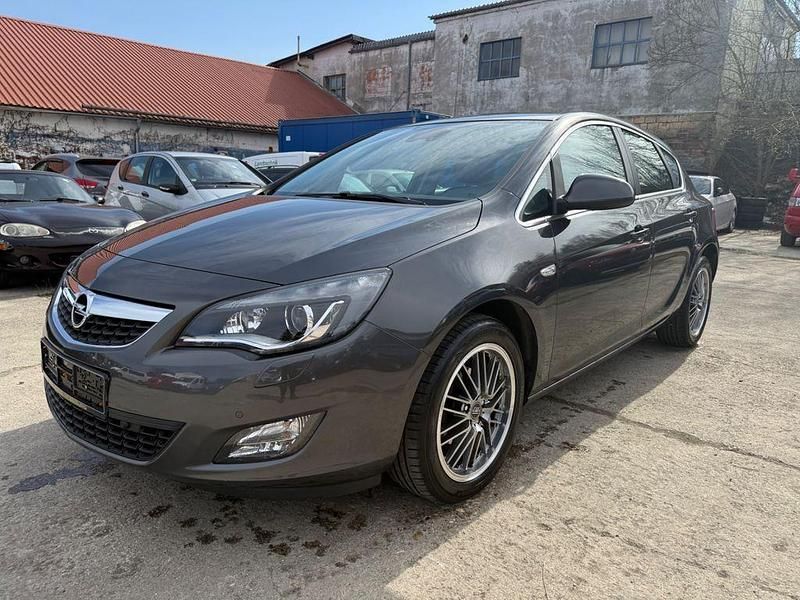 Gebraucht Opel Astra Innovation 140 PS (102 kW) 2011 Grau Limousine
