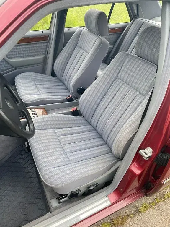 Gebraucht Mercedes 230 132 PS (97 kW) 1992 Rot Limousine