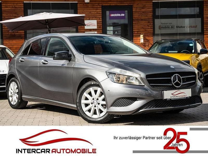 Mountaingrau met. Gebraucht 2013 Mercedes A180 Style Limousine | 12.590 € (Fairer Preis) - Bild 1/4