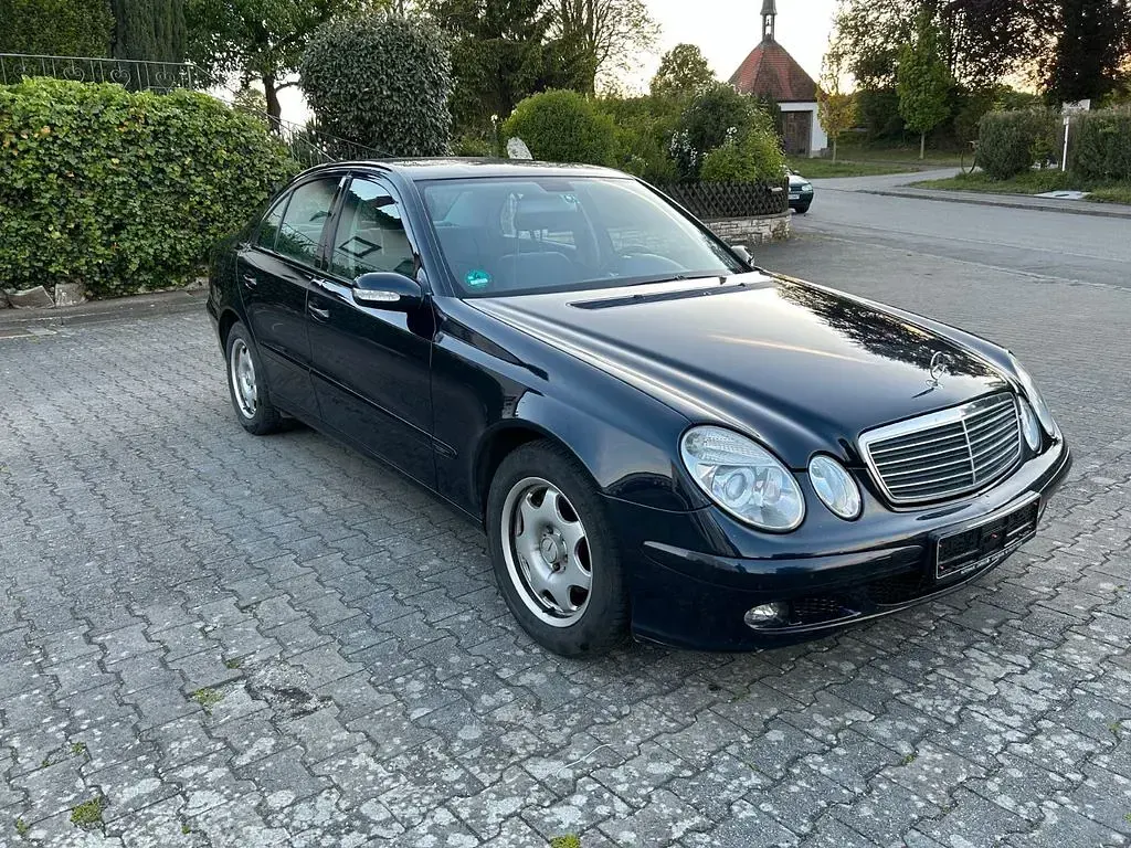 Używany Mercedes E220 Classic 150 KM (110 kW) 2005 Niebieski Sedan/Limuzyna