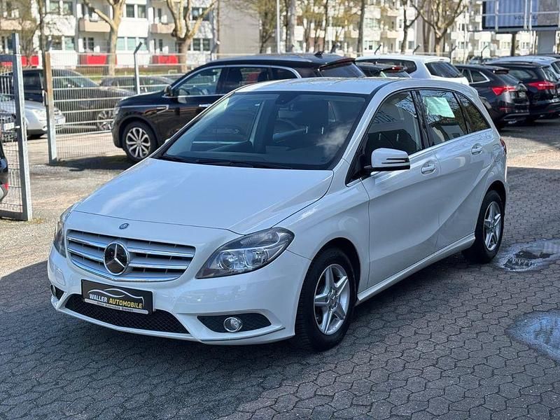 Gebraucht Mercedes B180 122 PS (89 kW) 2014 Weiß Kleinwagen