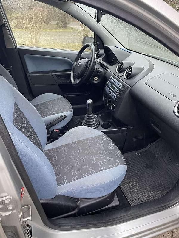 Gebraucht Ford Fiesta Trend 69 PS (50 kW) 2005 Silber Kleinwagen