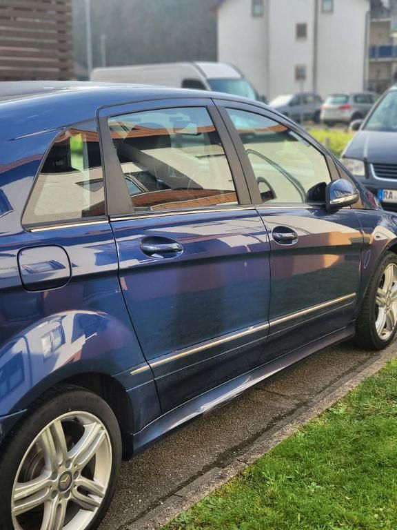 Blau Gebraucht 2010 Mercedes 200 Limousine | 8.000 € (Guter Preis) - Bild 1/4