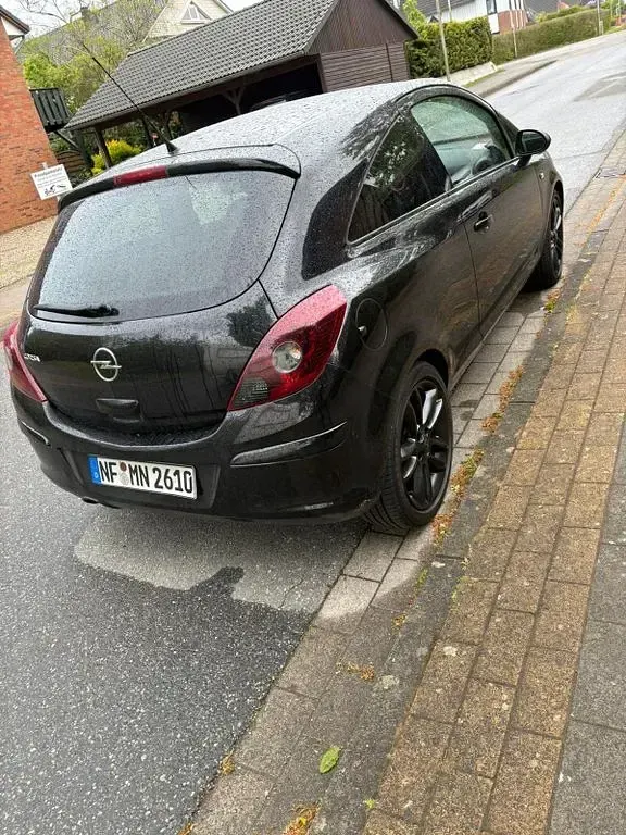 Używany Opel Corsa 90 KM (66 kW) 2009 Czarny Hatchback