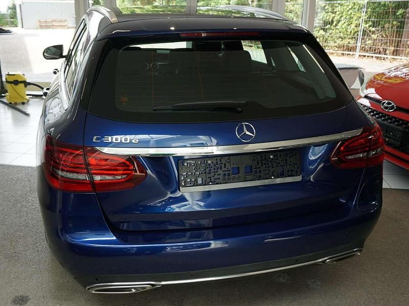 Gebraucht Mercedes C300e 211 PS (155 kW) 2020 Brillantblau Kombi