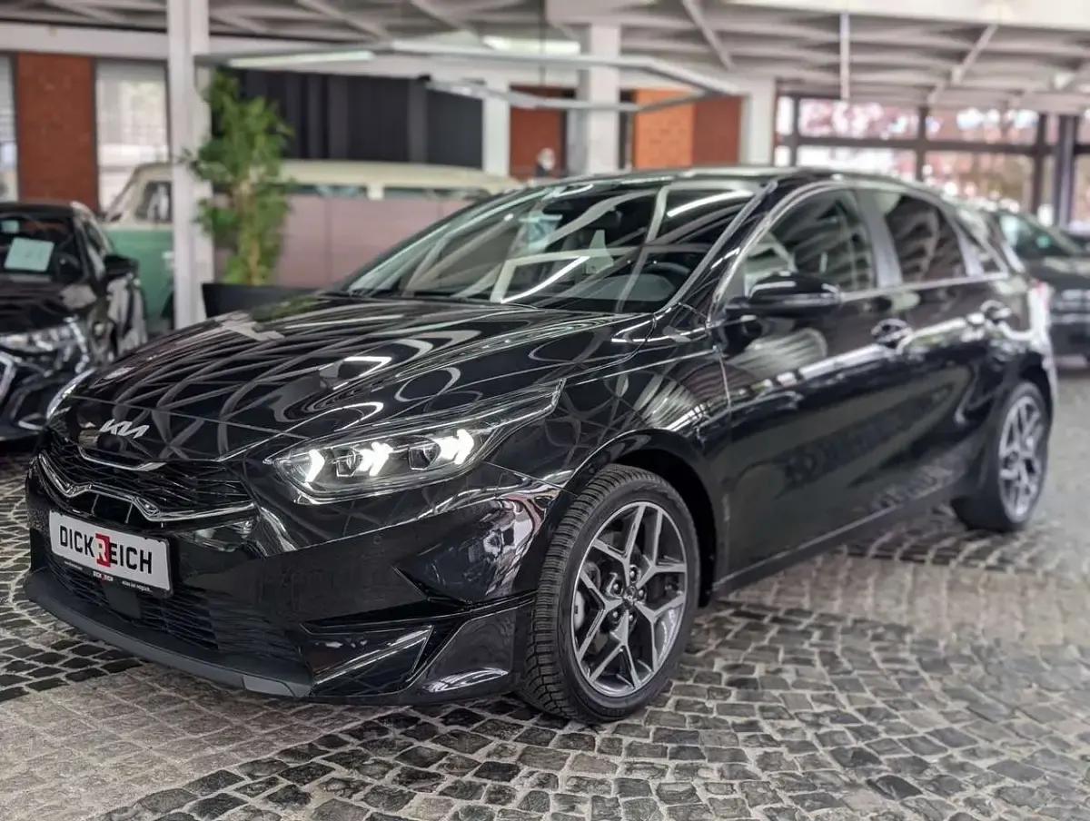 Używany Kia Ceed Style 140 KM (102 kW) 2025 Czarny Hatchback