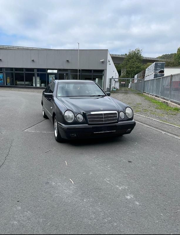 Schwarz Gebraucht 1996 Mercedes E200 Limousine | 3.000 € (Fairer Preis) - Bild 1/4