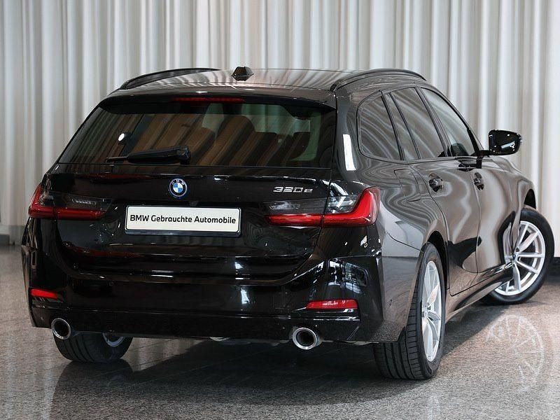 Gebraucht BMW 320e 163 PS (119 kW) 2023 Schwarz ii Kombi