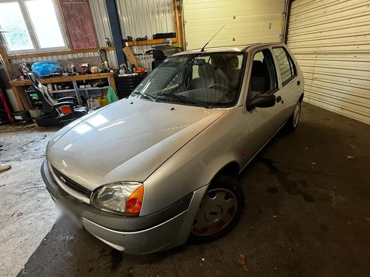 Gebraucht Ford Fiesta 59 PS (43 kW) 2000 Silber Kleinwagen