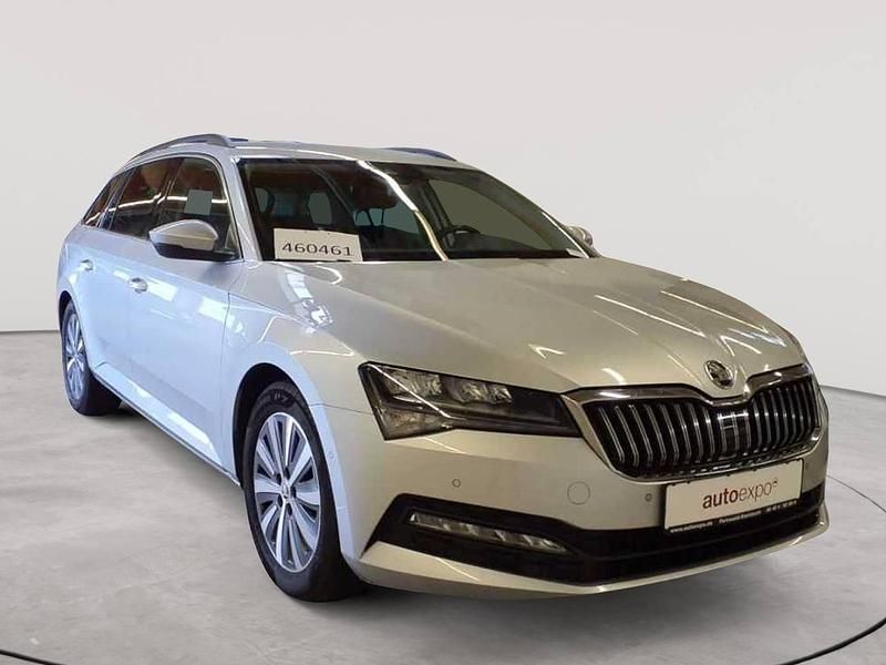 Brillantsilber metallic Gebraucht 2022 Skoda Superb Ambition Kombi | 17.890 € (Fairer Preis) - Bild 1/4