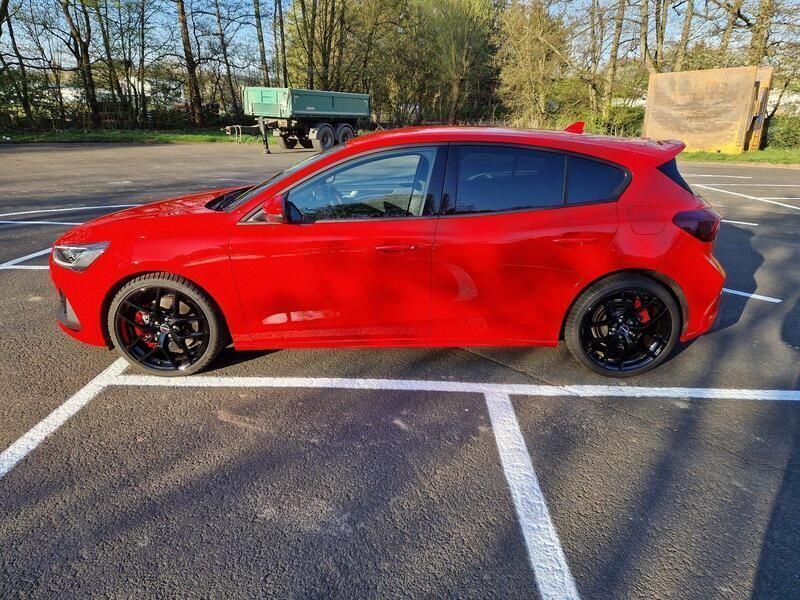 Rot Gebraucht 2023 Ford Focus ST Limousine | 31.000 € (Guter Preis) - Bild 1/4