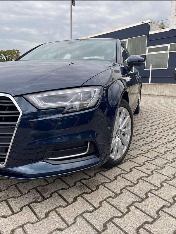 Blau Gebraucht 2017 Audi A3 Limousine | 19.900 € (Fairer Preis) - Bild 1/4