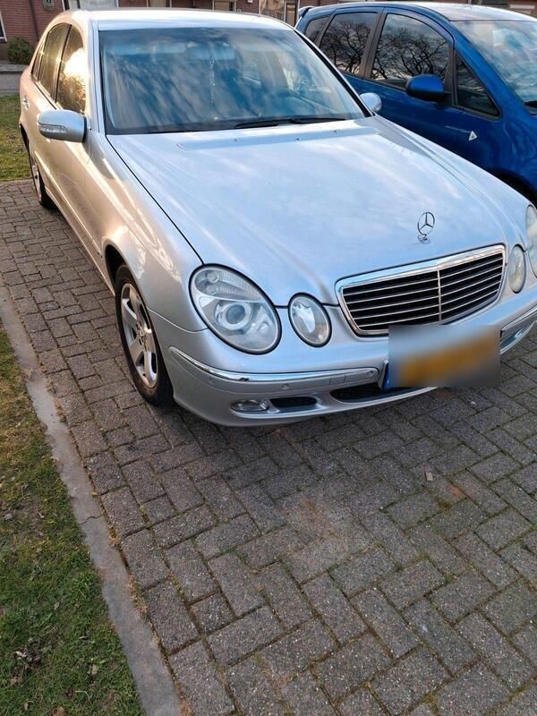 Silber Gebraucht 2002 Mercedes E240 Avantgarde Limousine | 3.450 € (Etwas zu teuer) - Bild 1/4