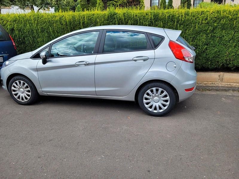 Silber Gebraucht 2014 Ford Fiesta Trend Kleinwagen | 6.499 € (Fairer Preis) - Bild 1/4