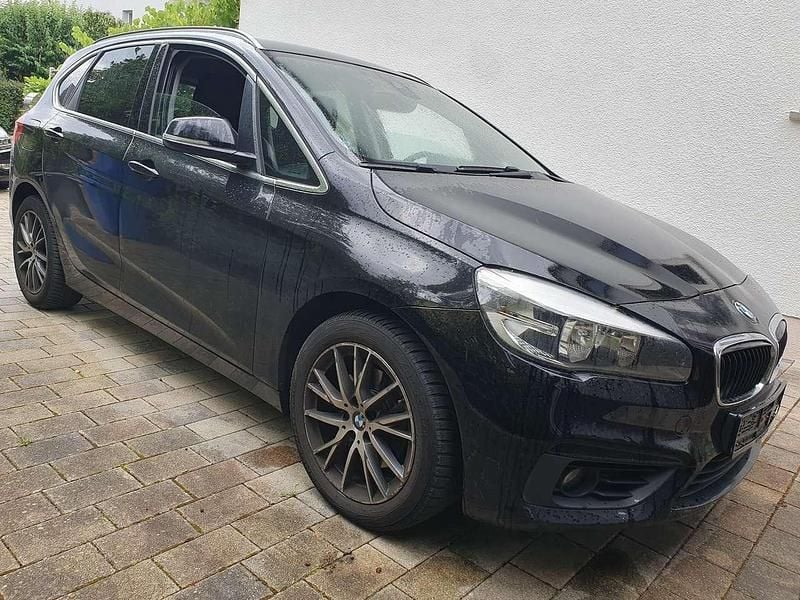 Schwarz Gebraucht 2016 BMW 218 Active Tourer Advantage Van / Kleinbus | 6.999 € (Guter Preis) - Bild 1/4