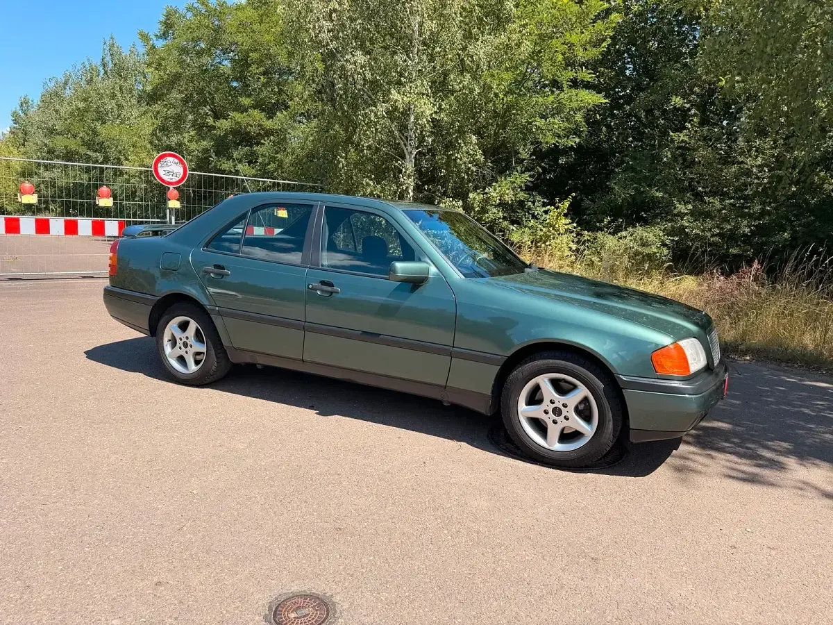 Gebraucht Mercedes C180 122 PS (89 kW) 1994 Grün Limousine