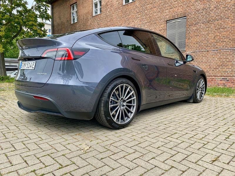 Grau Gebraucht 2022 Tesla Model Y Long Range SUV | 32.900 € (Guter Preis) - Bild 1/4