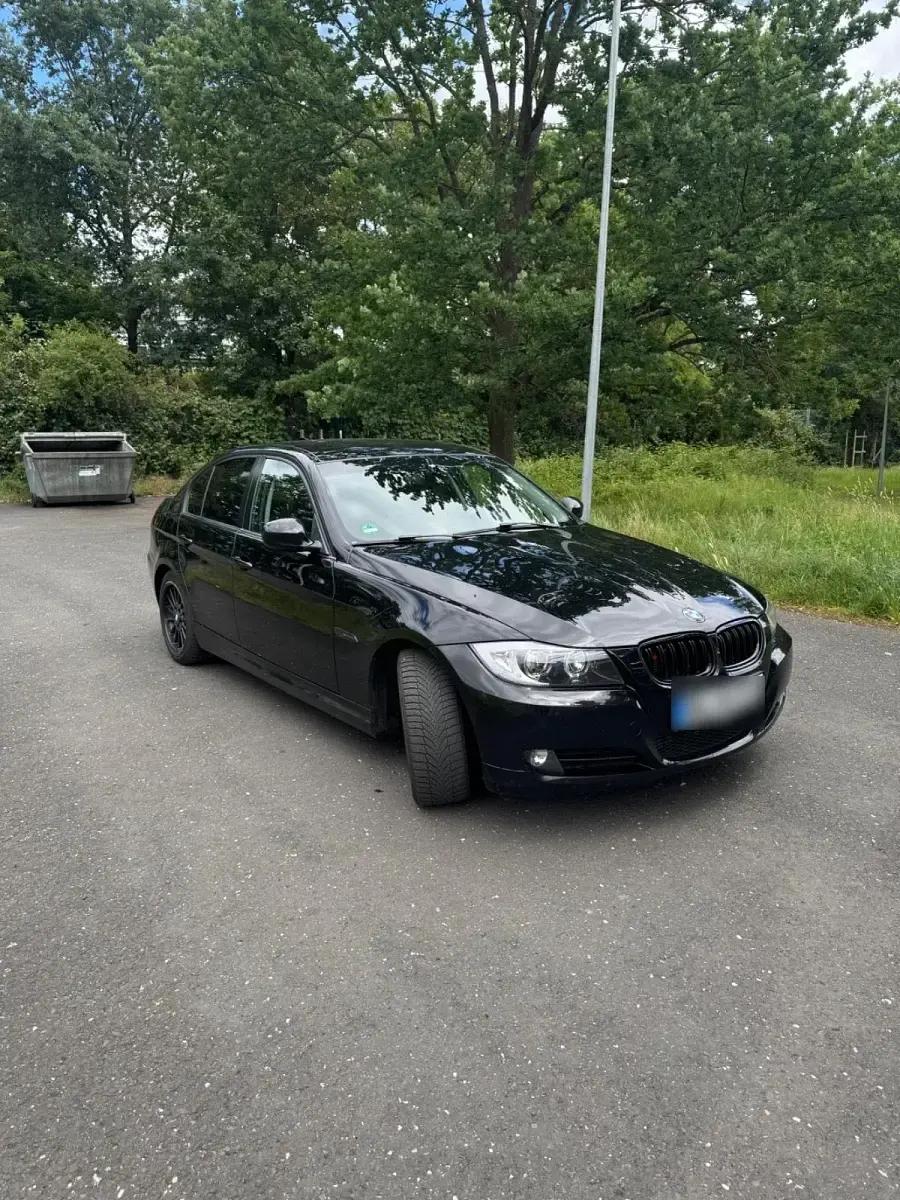 Gebraucht BMW 320 184 PS (135 kW) 2011 Schwarz Limousine