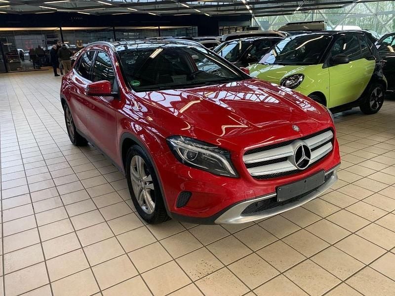 Gebraucht Mercedes GLA200 136 PS (100 kW) 2016 Rot SUV