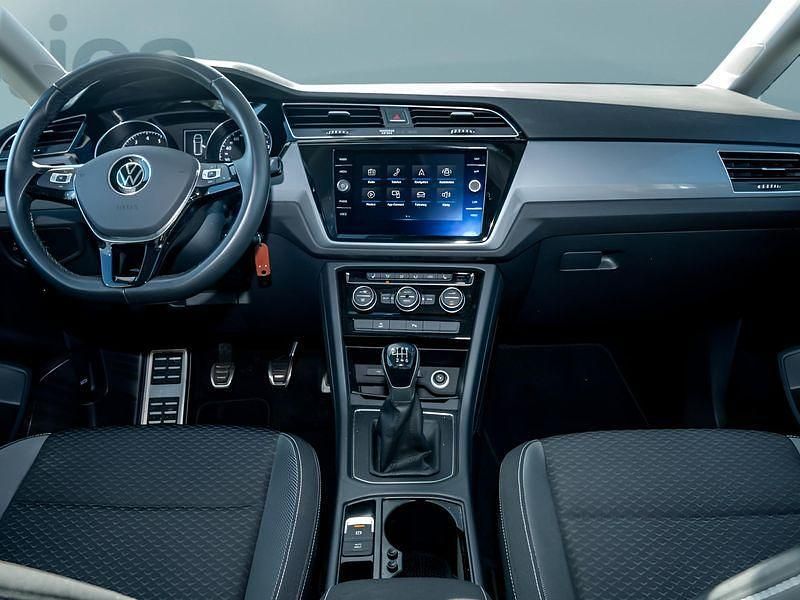 Gebraucht VW Touran 150 PS (110 kW) 2022 Silber Van / Kleinbus