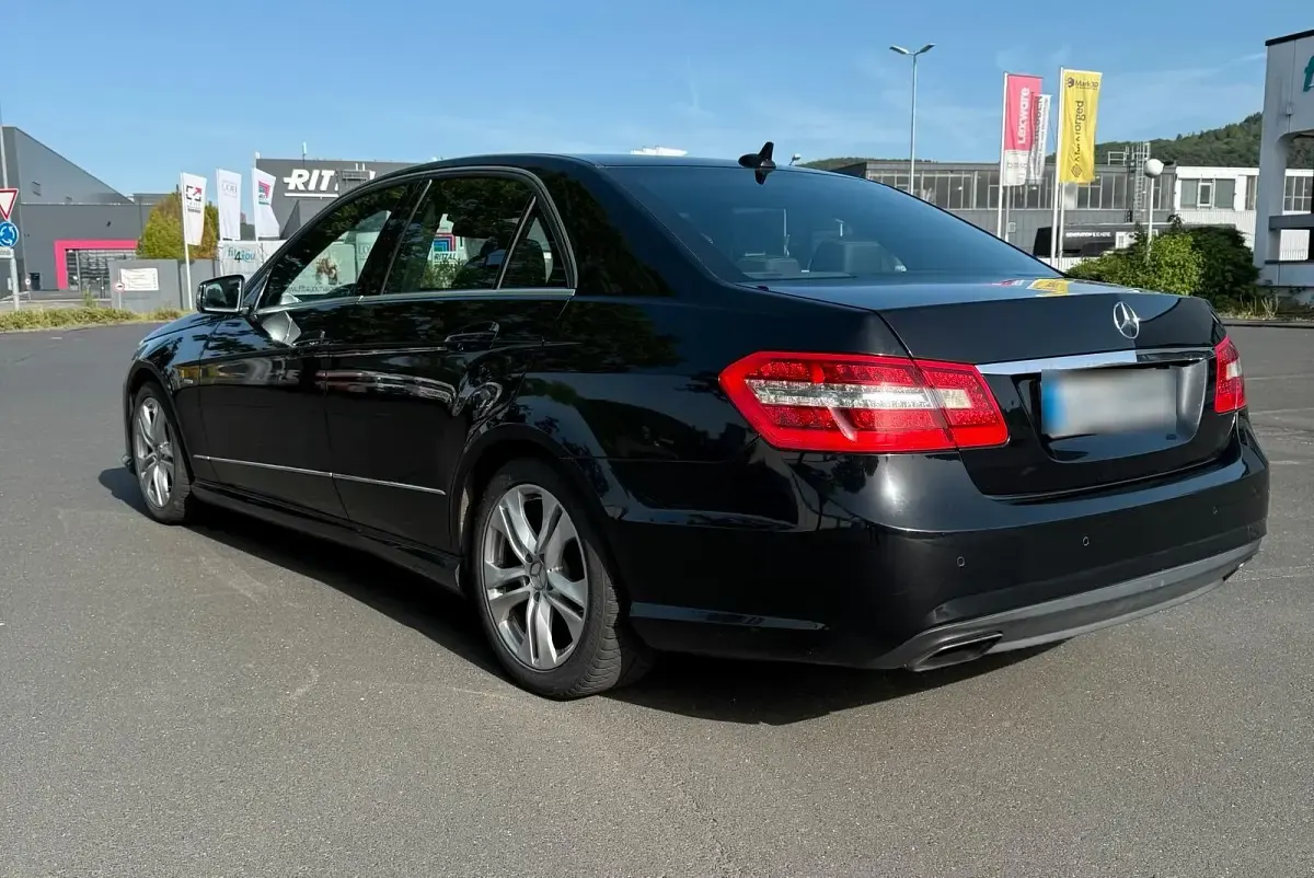 Gebraucht Mercedes E220 Avantgarde 170 PS (125 kW) 2012 Schwarz Limousine