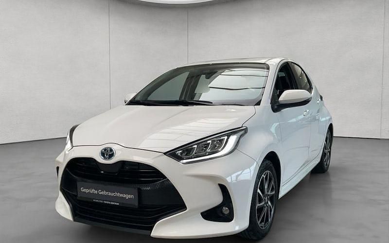 Gebraucht Toyota Yaris Hybrid Team 116 PS (85 kW) 2023 Weiß Limousine