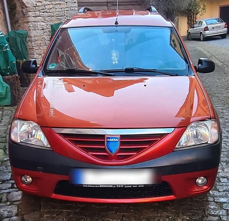 Rot Gebraucht 2007 Dacia Logan MCV Lauréate Kombi | 2.990 € (Teuer) - Bild 1/4