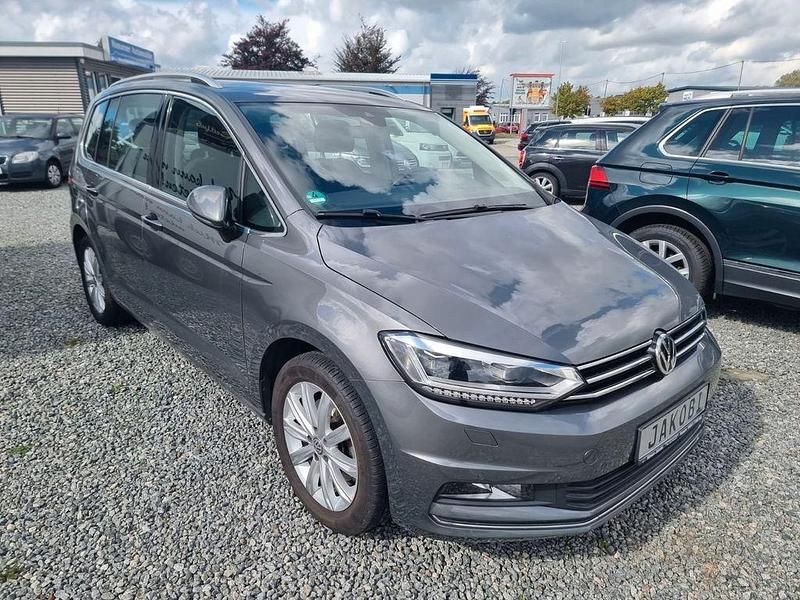 Grau Gebraucht 2016 VW Touran Highline Van / Kleinbus | 21.490 € (Fairer Preis) - Bild 1/4
