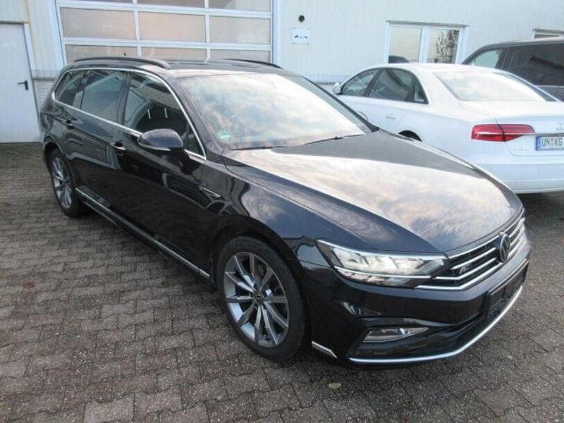 Gebraucht VW Passat R-line 150 PS (110 kW) 2022 Deep black perleffekt Kombi