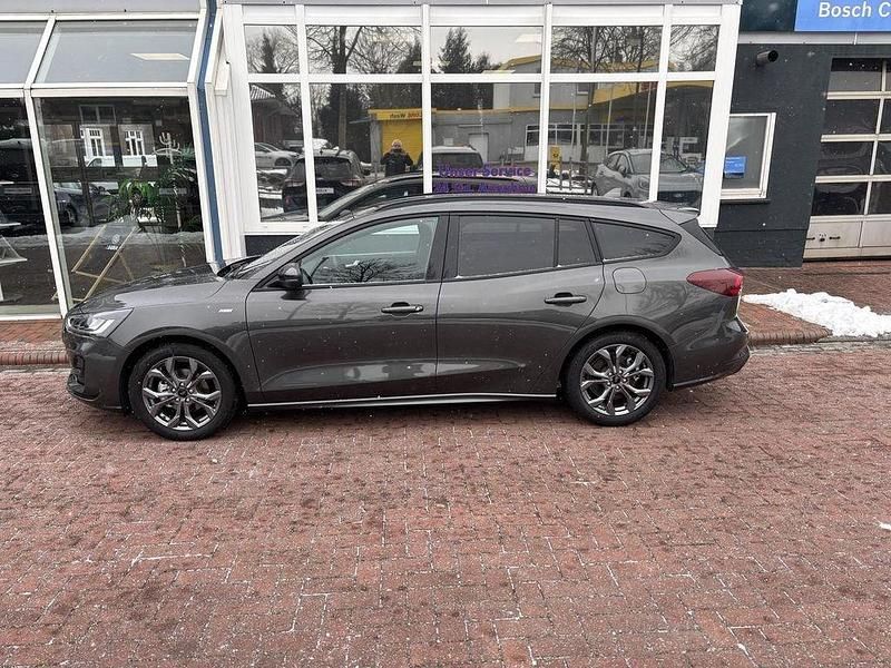 Neu Ford Focus ST-Line 155 PS (114 kW) 2025 Obsidianschwarz metallic Kombi